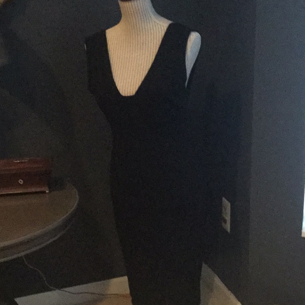 Vera Wang navy blue neck and vd back